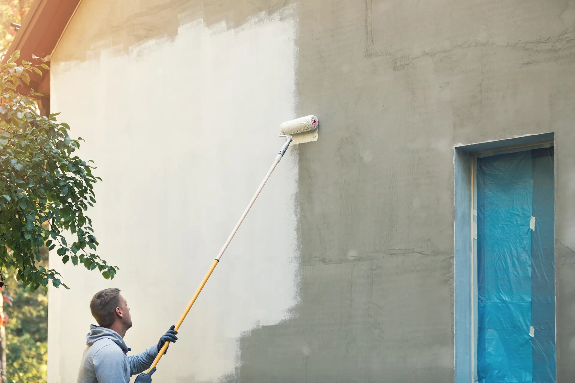 Pintor trabajando en una fachada en Motril